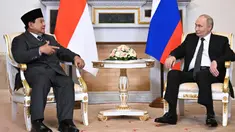 Dalam foto yang disebarkan oleh kantor berita Rusia Sputnik ini memperlihatkan Presiden Republik Indonesia Prabowo Subianto (kiri) berbincang dengan Presiden Rusia Vladimir Putin di Saint Peterburg pada 19 Juni 2025. (Sergei BOBYLYOV/POOL/AFP)
