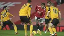 Penyerang Manchester United, Marcus Rashford membawa bola dari kawalan empat pemain Wolverhampton Wanderers pada pertandingan lanjutan Liga Inggris di Stadion Old Trafford, Rabu (30/12/2020). (Martin Rickett, Pool via AP)
