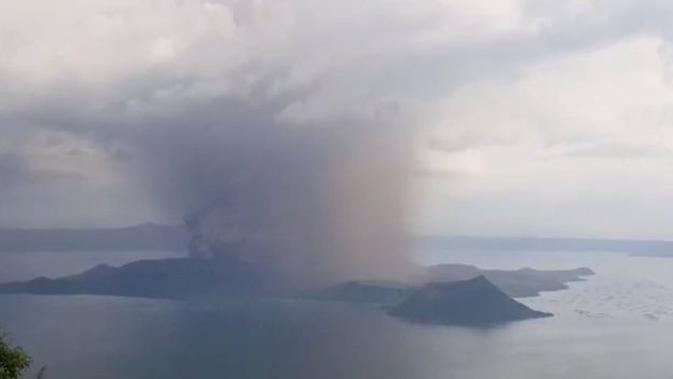 Gunung berapi ini terletak di sebuah pulau di tengah danau Taal. (Liputan6/BBC/Jon Patrick Laurence Yen/REUTERS)