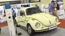 Pengunjung melihat-lihat mobil bertenaga listrik yang dipamerkan pada gelaran Indonesia Electric Motor Show (IEMS) 2019 di Jakarta, Rabu (4/9/2019). 45 exhibitor ikut dalam pameran khusus kendaraan listrik yang bertajuk Electric Vehicle for Smart Transpotation. (Liputan6.com/Helmi Fithriansyah)