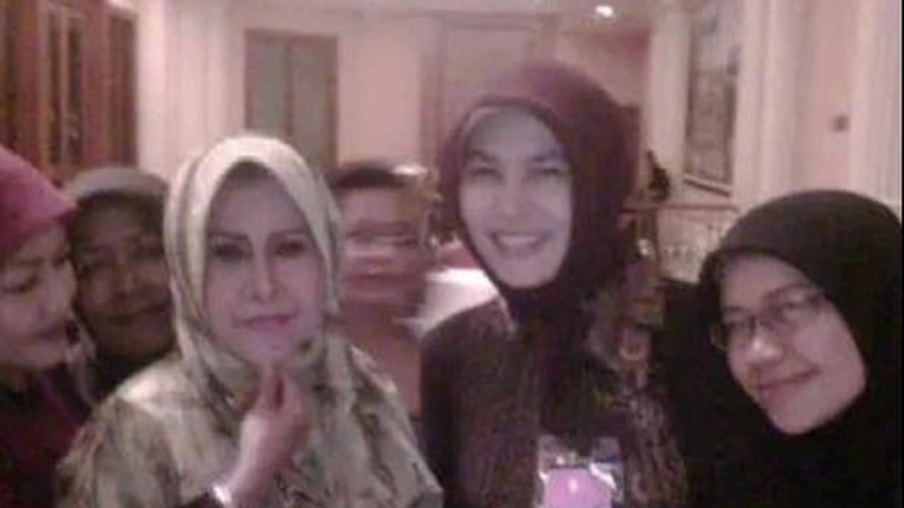 "13 thn lalu. PT.CIRITA. #softlaunching #puribegawan #bogor2010 #goodmemories #waktuharita," tulis keterangan Yoyoh menyebutkan.