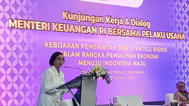 Menteri Keuangan Sri Mulyani Indrawati di kawasan pabrik PT Samsung Electronic Indonesia, Cikarang, Jumat (27/1/2023).