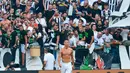 Pemain Juventus, Cristiano Ronaldo membuka baju setelah mencetak gol ke gawang Sassuolo di Stadion Juventus Allianz, Turin, Italia, Minggu (16/9). Ronaldo butuh waktu 320 menit untuk mencetak gol perdananya bagi Juventus. (Andrea Di Marco/ANSA via AP)