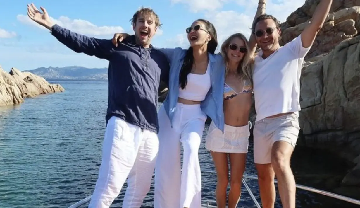 Memadukan crop top dan celana putih, Raline mengoptimalkan gayanya dengan kemeja biru untuk hadirkan gaya musim panas.  [Foto: Instagram, Raline Shah]