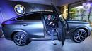 Model berpose di mobil all-new BMW X6 saat peluncuran di German Centre BSD, Tangerang Selatan. The News X6 miliki panjang 4.935 mm dan 2.004 mm serta lebih rendah pada 1.696 mm. (Liputan6.com/Fery Pradolo)
