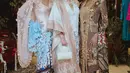 Aksesori dari @rinaldyyunardi memperkuat kesan haute couture pada tampilan ini, dengan detail kepala dan bros yang menyerupai karya seni. Sementara sepatu hak dari @1001.officiel yang berkilau menambahkan lapisan kilau glamor tanpa mengalihkan fokus dari keindahan kebaya itu sendiri. [@patriciagouw].