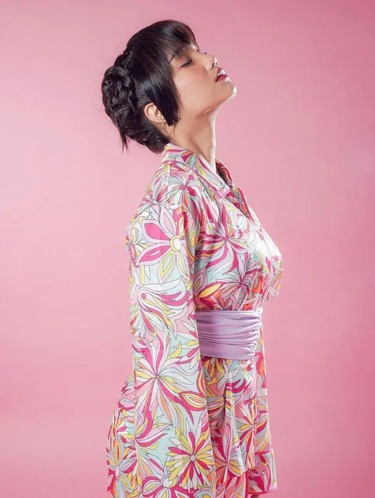 Rambutnya ditata dengan gaya braided bun dan poni depan yang jadi sentuhan khas Jepang [@fuji_an]