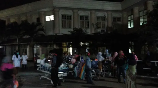 Puluhan Pasien RSUD di Banyumas dievakuasi keluar ruangan. (Foto: Liputan6.com/Muhamad Ridlo/Tagana BMS)