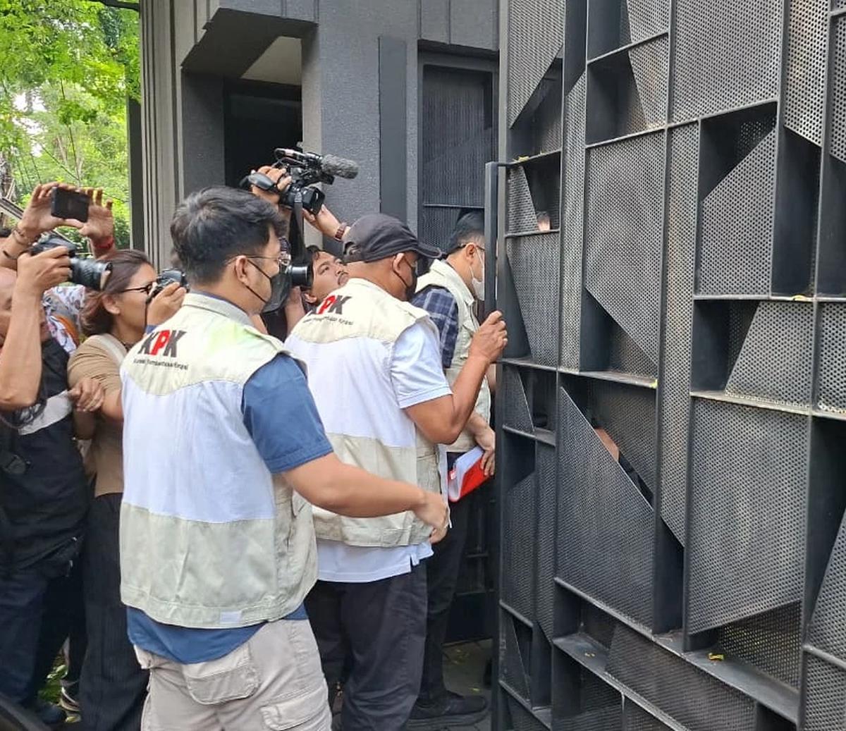 Rumah Silmy Karim Digeledah KPK, Brimob Bersenjata Lengkap Diterjunkan