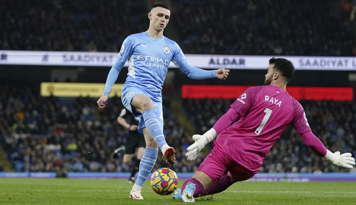 The Cityzens langsung tancap gas sejak awal dimulainya babak pertama. Namun, sejumlah peluang anak asuh Pep Guardiola belum ada yang bersarang dengan sempurna di gawang Brentford yang dijaga David Raya. (AP/Jon Super)