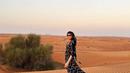 Menikmati momen liburan di Dubai, Ririn Dwi Ariyanti seru menikmati indahnya padang gurun. Dalam liburannya ini ia banyak abadikan potret serunya dalam media sosial Instagram yang menuai banyak pujian netizen. Tampil stylish dengan kacamata hitam, sosoknya pun dipuji tidak kalah dengan anak ABG. (Liputan6.com/IG/@ririndwiariyanti)