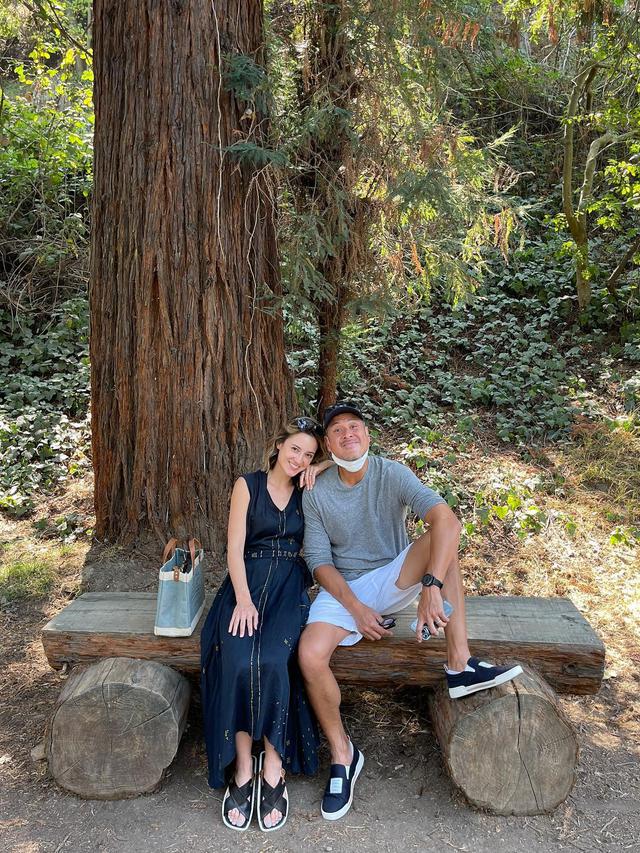 Satu Tahun Menikah, Ini 7 Potret Kemesraan Julie Estelle Bersama Suami