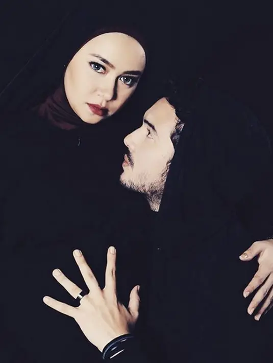 Hal yang sama dituliskan oleh sang suami, Donny Michael. "Alhamdulillah ....," tulis donnymichael.  Ucapan selamat dari para netizen membanjiri akun instagram keduanya. (Instagram/donnymichael)