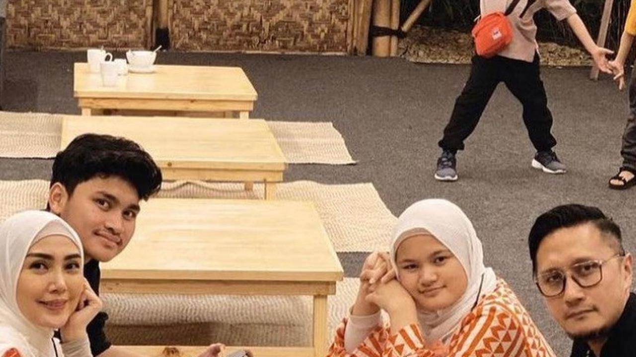 "Iya (makan mi instan), bukan nggak suka nasi, iya (irit). Dulu tuh pas kecil mikir orang yang makan mi pasti dia gak bisa jaga duit, tapi ternyata pas sekarang makan mi buat jaga duit," kata Gavin Daffa saat menjadi bintang tamu di PAGI-PAGI AMBYAR (5/1/