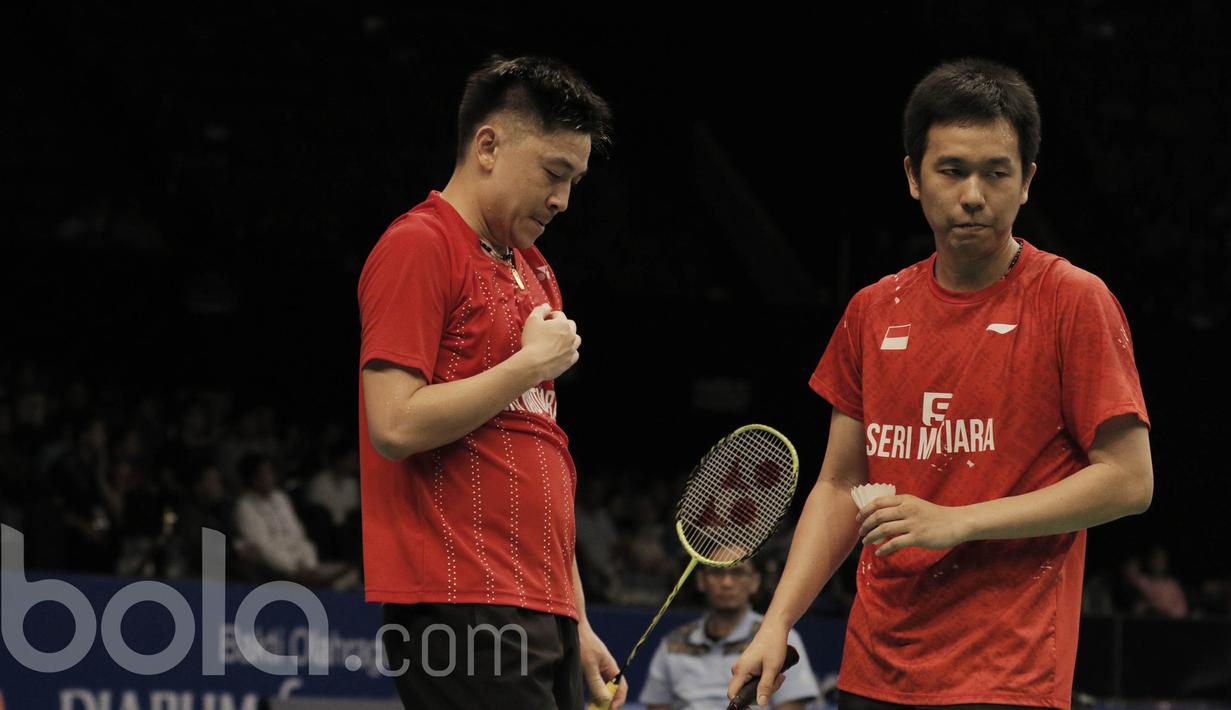 Pasangan Indonesia-Malaysia Hendra Setiawan / Boon Heong Tan, kalah dari pasangan China, Li Junhui dan Liu Yuchen pada laga Indonesia Open 2017 di JCC, Kamis, (15/6/2017). Pasangan China menang dengan skor 21-15, 21-15. (Bola.com/M Iqbal Ichsan)