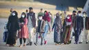 Pengungsi dari Afghanistan turun dari pesawat angkatan udara AS di Naval Station di Rota, Spanyol selatan, Selasa (31/8/2021).  Amerika Serikat menyelesaikan penarikannya dari Afghanistan Senin malam, mengakhiri perang terpanjang Amerika. (AP Photo/Marcos Moreno)