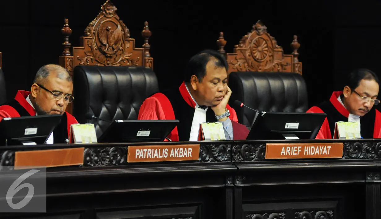 Hakim Ketua, Arif Hidayat mendengarkan keterangan dalam Persidangan dalam Perkara Pengujian UU No.18 Tahun 2013 tentang Pencegahan dan Pemberantasan Perusakan Hutan (P3H)  di Mahkamah Konstitusi, Jakarta, Rabu (14/9). (Liputan6.com/Faizal Fanani)