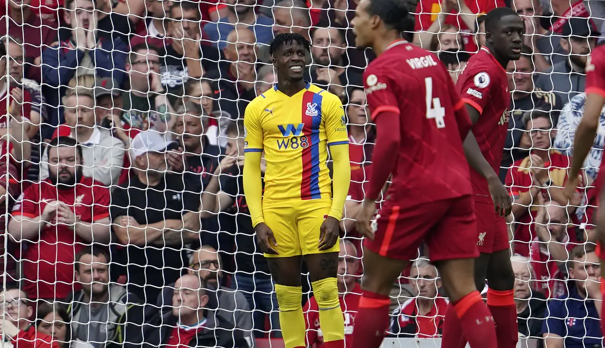 Crystal Palace memperoleh peluang di menit ke-2. Berawal dari kemelut tendangan bebas, sepakan Wilfried Zaha usai menerima umpan Conor Gallagher masih bisa ditepis kiper Liverpool, Alisson Becker. (AP/Jon Super)