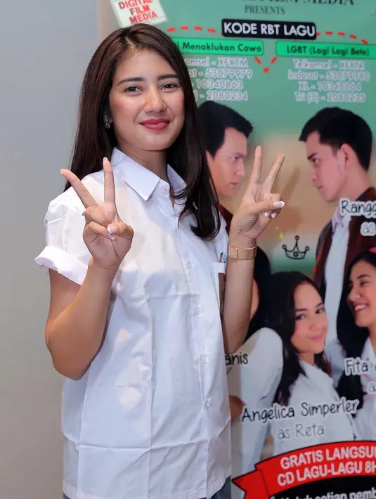 Fita mengakui bahwa jalinan asmara dengan seorang pengusaha itu baru berjalan lima bulan. Meski begitu, keduanya telah memantapkan untuk membina rumah tangga. Bahkan kedua orangtuanya juga telah merestuinya. (Deki Prayoga/Bintang.com)