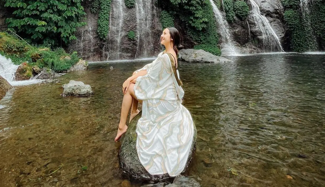 Di kawasan Air Terjun Kembar Banyumala ini, Anya Geraldine menikmati pemandangan alam yang indah. Ia pun nampak tak mau melewatkan momen untuk bermain air di tempat ini. (Liputan6.com/IG/anyageraldine)