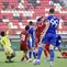 Pemain Persib Bandung berusaha mengancam gawang Persija Jakarta dalam laga semifinal Piala Presiden 2026 di Stadion Kapten I Wayan Dipta, Gianyar, Bali, Selasa (4/8/2026). Kiper Persija, Muhamad Aqil Savik, sigap mengantisipasi ancaman para pemain Maung Bandung pada pertandingan yang berlangsung sengit. Persib akhirnya meraih kemenangan 2-1 untuk memastikan tiket ke partai final Piala Presiden 2026. (Bola.com/Alit Binawan)
