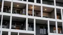Warga mengikuti flash mob  di balkon untuk menyatukan orang-orang dan mengatasi keadaan darurat Covid-19 di Roma (13/3/2020).  Lebih dari 23.000 orang berpartisipasi dalam flash mob untuk memainkan instrumen dan bernyanyi di tengah darurat virus corona Covid-19. (Mauro Scrobogna/LaPresse via AP)