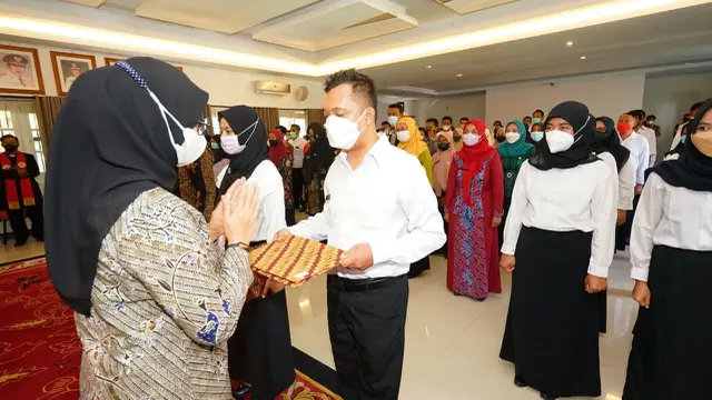 Bupati Banyuwangi Ipuk Fiestiandani (Kanan) Serahkan SK PPPK Formasi 2021. (Istimewa)