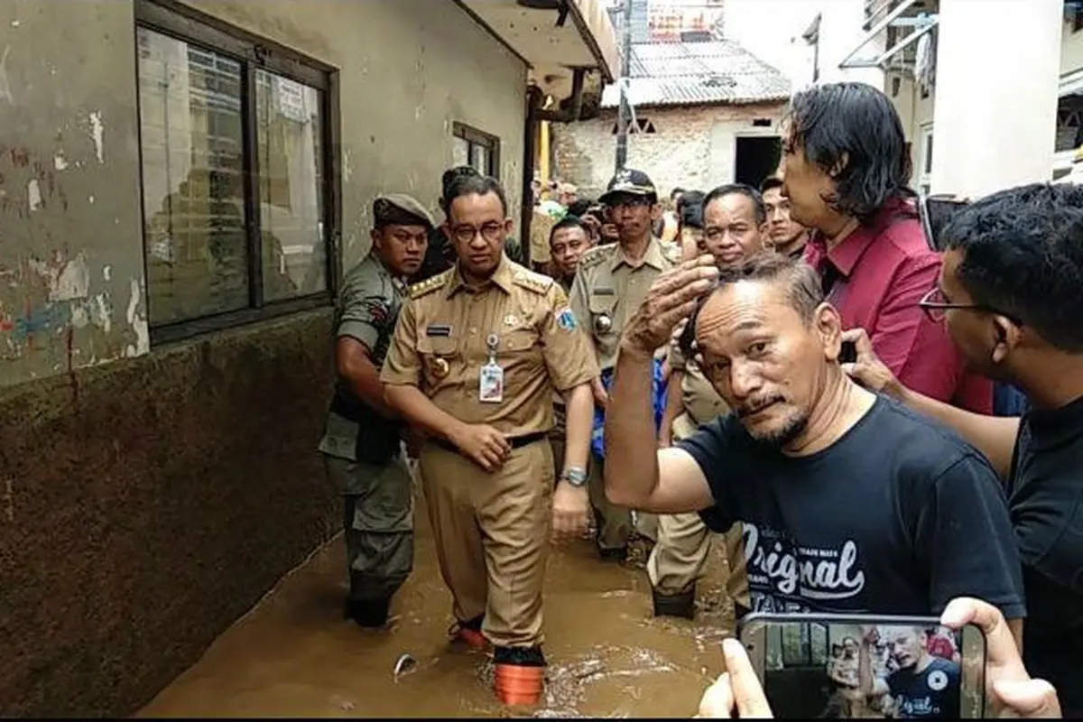 Anies Baswedan menyambangi lokasi banjir Jakarta