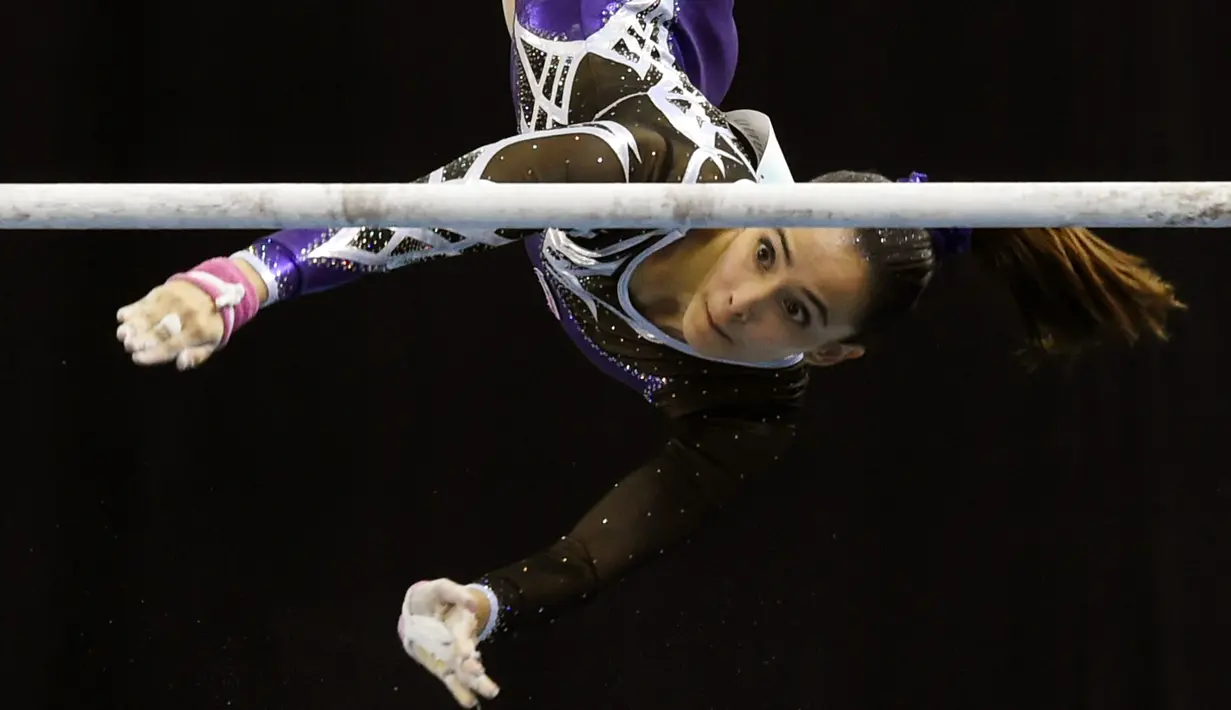 Salah satu aksi pesenam cantik Malaysia, Farah Ann Abdul Hadi saat menggunakan palang tunggal pada  SEA Games 2015 di Singapore, (9/9/2015). Farah akan kembali tampil pada SEA Games 2017 di Malaysia. (AFP/Roslan Rahman)