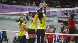 Dua pemain timnas bola voli putri Indonesia, Arneta Putri Amelian (kanan) dan Yolla Yuliana berusaha memblok spike pemain Makau pada laga perdana penyisihan Grup A Kejuaraan Bola Voli Putri Asia AVC Challenge Cup 2023 di GOR Tri Dharma, Gresik, Minggu (18/6/2023). Timnas voli putri Indonesia menang 3-0 (25-7, 25-18, 25-8). (Dok. PBVSI)