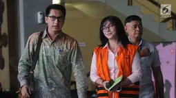 Bupati Kepulauan Talaud, Sulawesi Utara nonaktif Sri Wahyumi Maria Manalip berjalan usai menjalani pemeriksaan di Gedung KPK, Jakarta, Selasa (27/8/2019). Sri Wahyumi diperiksa sebagai tersangka untuk melengkapi berkas P21. (merdeka.com/Dwi Narwoko)