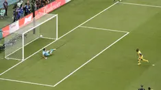 Penyerang Ekuador, Enner Valencia mencetak gol pembuka melalui penalti ke gawang Qatar pada pertandingan grup A Piala Dunia 2022 di Stadion Al Bayt di Al Khor, Qatar, Minggu (20/11/2022). Enner Valencia mencetak dua gol dipertandingan ini dan mengantar Ekuador menang atas Qatar 2-0. (AP Photo/Hassan Ammar)