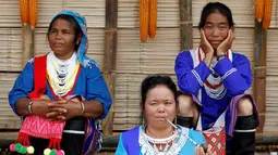 Sejumlah warga mengenakan baju tradisional dalam sebuah festival di Pansang, wilayah pemberontak Wa di Myanmar pada 3 Oktober 2016. Kaum pemberontak bertekad mendirikan negara yang sah. (Reuters/Soe Zeya Tun)