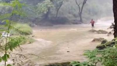 Banjir Bandang Terjang Perbatasan Nepal-China, 384 Turis Hilang