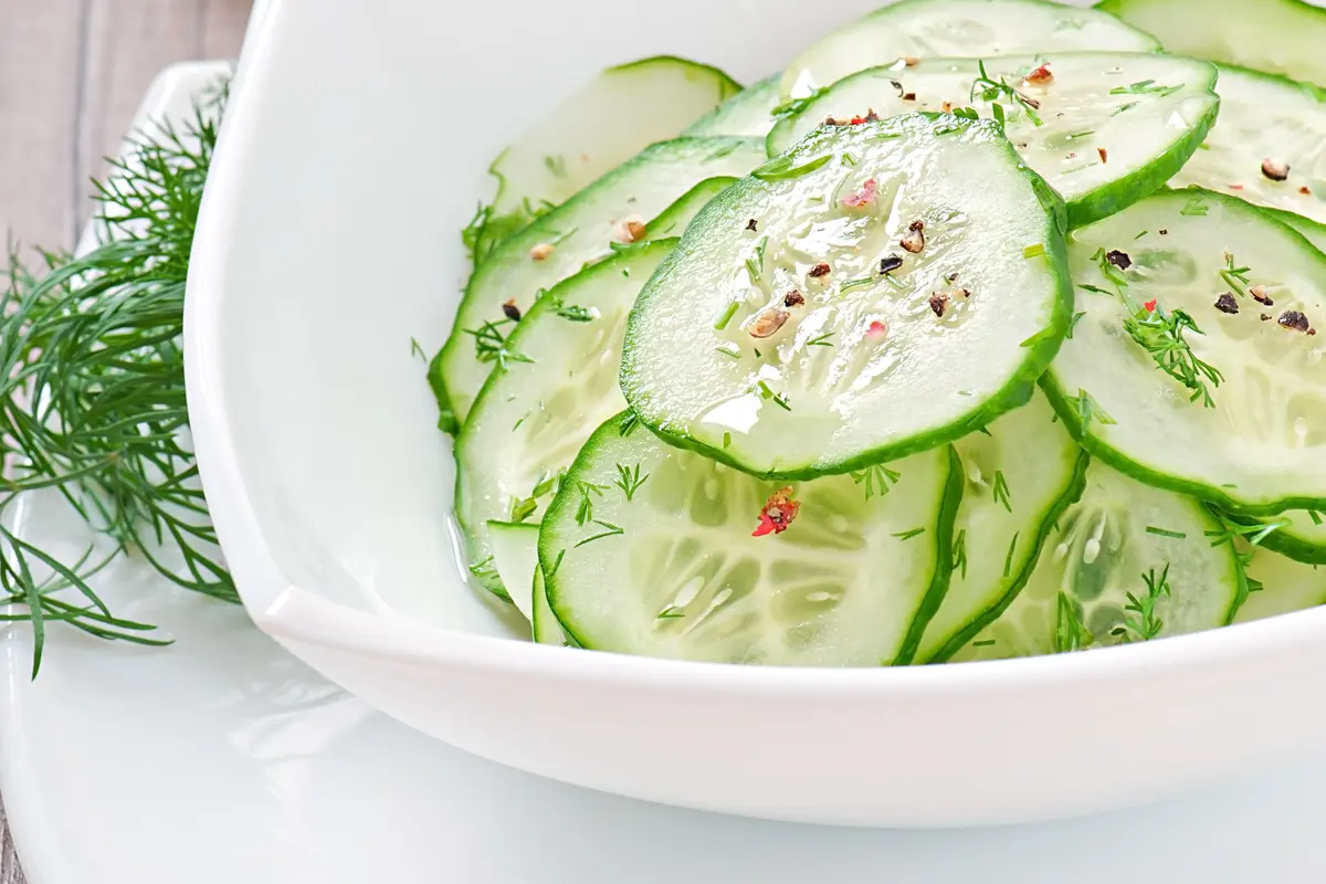 illustrasi salad timun logan