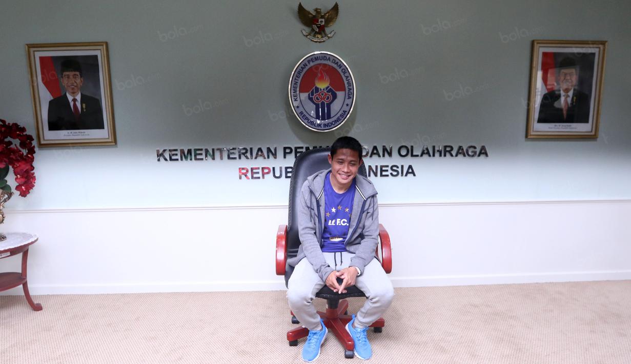 Evan Dimas Darmono memulai karir sepak bola sejak belajar di SSB Sasana Bhakti tahun 2005-2007. (Bola.com/Nicklas Hanoatubun)