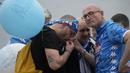 Fans Napoli kini harus bersabar dalam meraih gelar juara Serie A musim ini. (AP Photo/Gregorio Borgia)