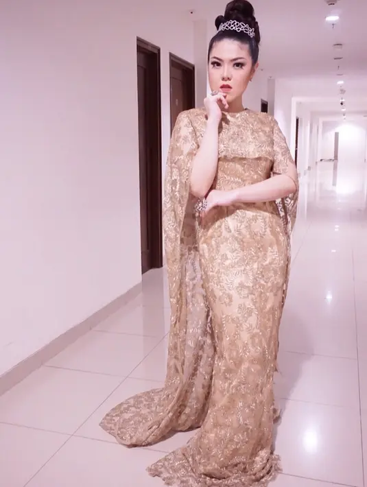 "Sering kejadian di restoran yang lantai 40 50 yang kalo gempa metong alemnong pernah juga ga bole masuk krn sendal an dan pake celana kodok hahaha," tulisnya. (Instagram/tinatoon101)