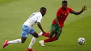 Pemain Portugal Nuno Mendes (kanan) berebut bola dengan pemain Israel Gadi Kinda pada pertandingan persahabatan internasional di Stadion Alvalade, Lisbon, Portugal, Rabu (9/6/2021). Portugal menang 4-0. (AP Photo/Armando Franca)