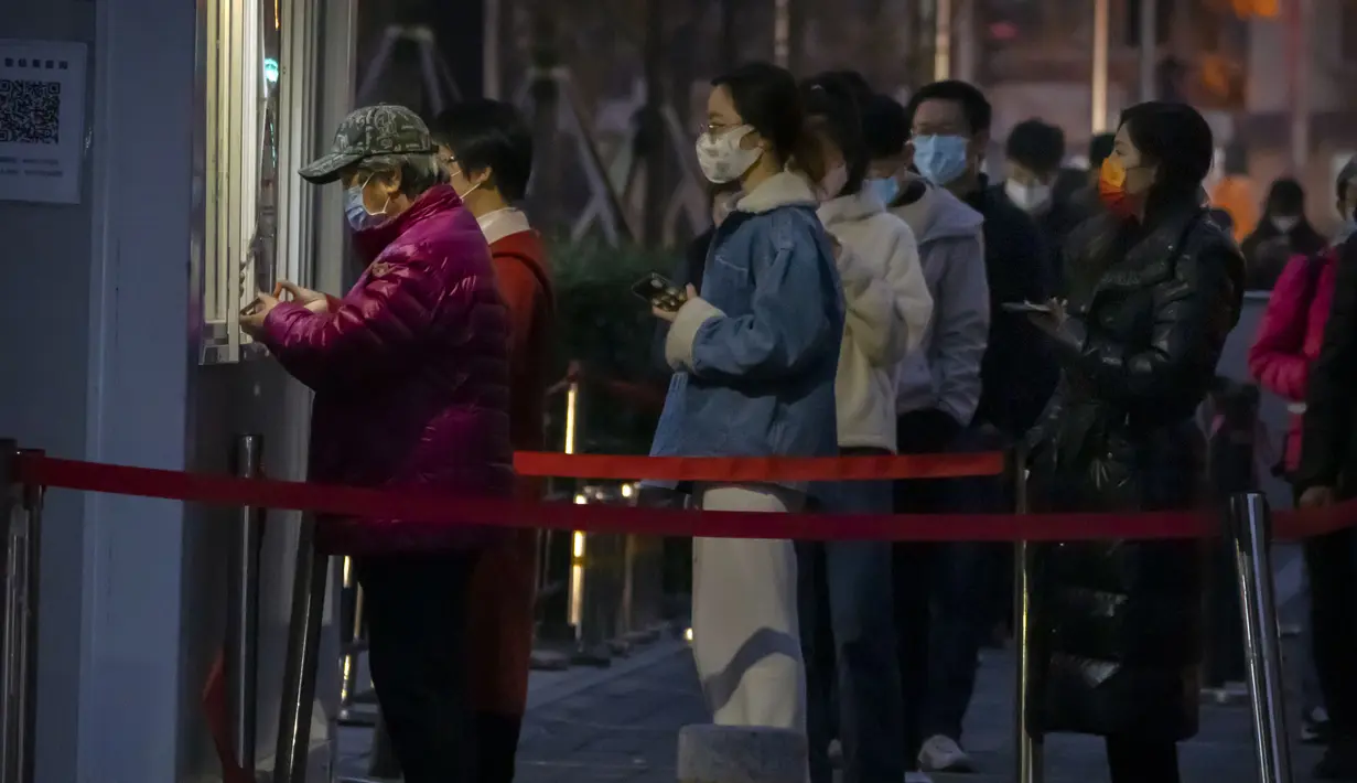 Orang-orang mendaftar untuk tes COVID-19 di tempat pengujian virus corona di Beijing, Rabu (9/11/2022). Lonjakan kasus COVID-19 telah mendorong penguncian di pusat manufaktur China selatan Guangzhou, menambah keuangan tekanan yang telah mengganggu rantai pasokan global dan secara tajam memperlambat pertumbuhan ekonomi terbesar kedua di dunia itu. (Foto AP/Mark Schiefelbein)