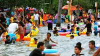 Libur Natal dan Sekolah, Taman Impian Jaya Ancol dipadati pengunjung, Jakarta, Jumat (26/12/2014). (Liputan6.com/Faisal R Syam)