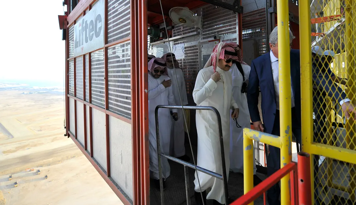 Pangeran Arab Saudi, Alwaleed bin Talal saat mengunjungi proyek Menara Jeddah, Laut Merah, Jeddah (11/5). Pembangunan menara ini diperkirakan menelan dana USD 1,23 miliar atau sekitar Rp 13 triliun. (AFP PHOTO/Amer Hilabi)