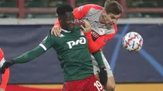Penyerang Lokomotiv Moscow, Eder berebut bola dengan bek RB Salzburg, Maximilian Woeber pada matchday 5 Grup A Liga Champions di Stadion RZD Arena, Rabu (2/12/20) dinihari WIB. RB Salzburg sukses menang dengan skor meyakinkan 3-1 atas Lokomotiv Moscow . (Maxim Shipenkov/Pool via AP)