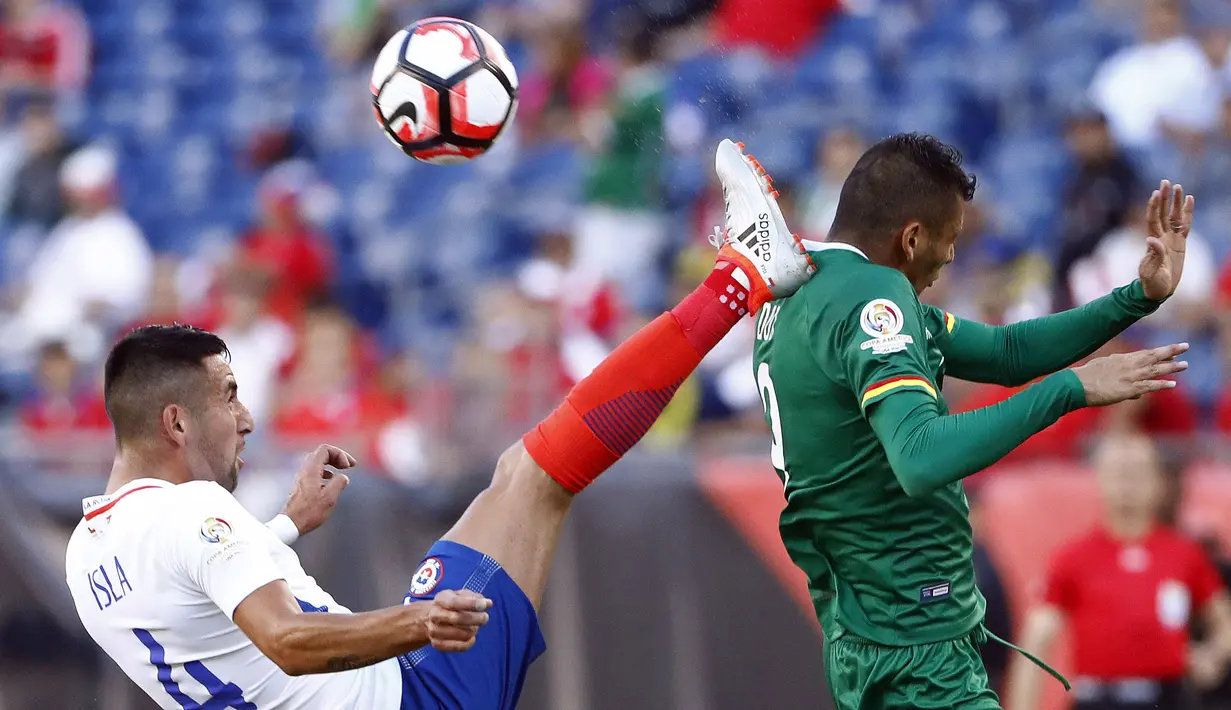 Pemain Chile, Mauricio Isla menendang bola dan punggung pemain Bolivia, Yasmani Duk pada babak penyisihan grup Copa America Centenario 2016 di Stadion Gillette, Foxborough, AS, Sabtu (11/6/2016) WIB. (Mandatory Credit: Winslow Townson-USA TODAY Sports)
