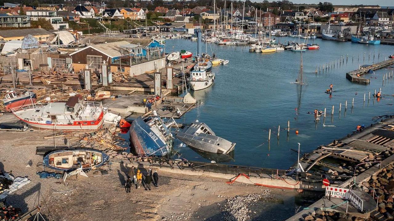 Sebuah pelabuhan di Kota Rodvig, Denmark, porak-poranda setelah dihantam amukan Badai Babet, pada 22 Oktober 2023.&nbsp;Angin kencang memicu gelombang tinggi yang menerobos pertahanan banjir di wilayah pesisir Denmark.