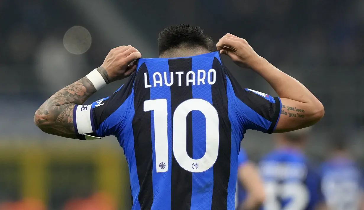<p>Penyerang Inter Milan Lautaro Martinez merayakan gol pembuka yang dicetaknya ke gawang AC Milan dalam laga pekan ke-21 Liga Italia 2022/2023 di Giuseppe Meazza, Senin dini hari WIB (6/2/2023). Inter Milan meneruskan tren positifnya dalam Derby Della Madonnina setelah sempat mengalahkan AC Milan di final Piala Super Italia 2022/2023. (AP Photo/Antonio Calanni)</p>