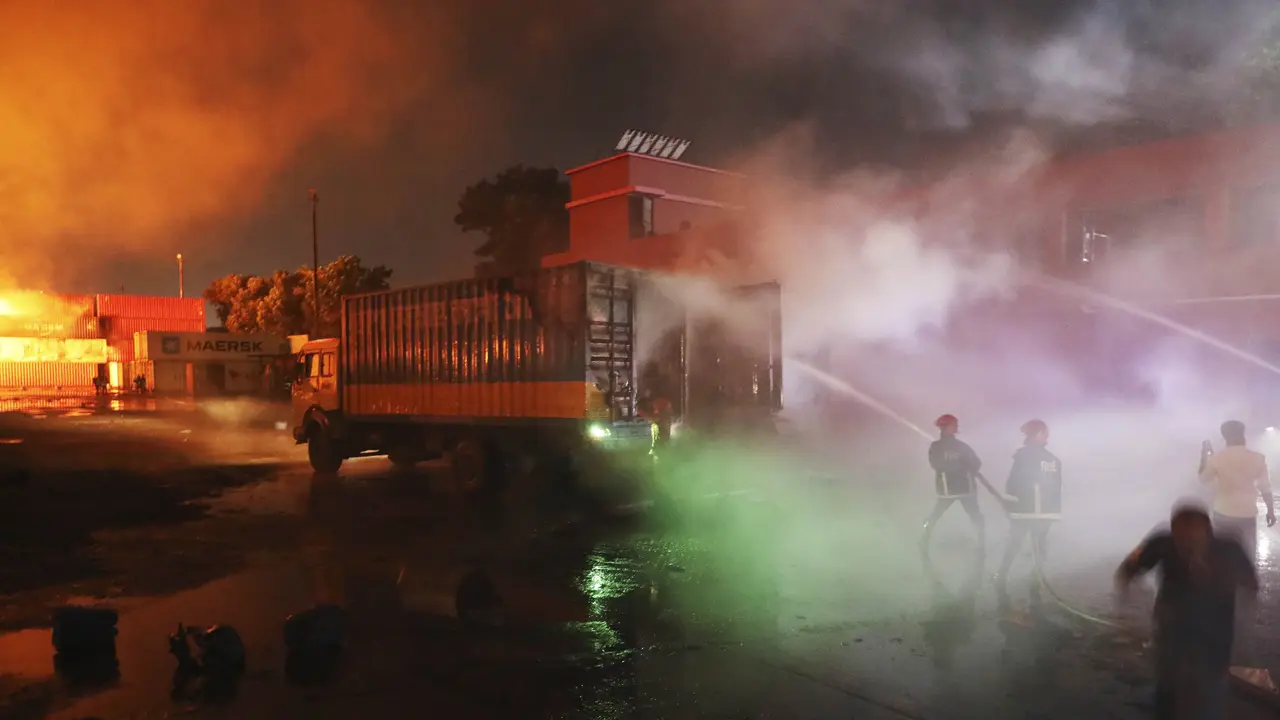 Kebakaran Depot Kontainer di Bangladesh