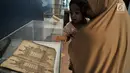 Pengunjung melihat salah satu koleksi mushaf Alquran yang dipamerkan di Museum Bayt Al-Quran, Jakarta, Minggu (19/5/2019). Puluhan mushaf Alquran yang berada di Bayt Al-Quran  dikumpulkan sejak abad ke-16. (merdeka.com/Iqbal Nugroho)