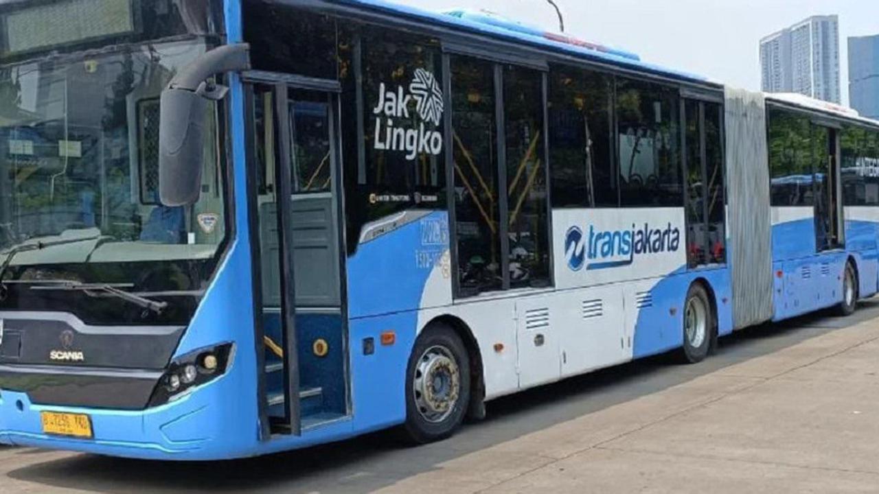 Sopir Tak Fokus, Bus Transjakarta Oleng lalu Tabrak Toko di Manggarai Jaksel hingga 1 Orang Luka