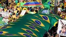 Ribuan warga membawa bendera Brazil saat protes mengecam skandal korupsi yang melanda para politisi dari partai Rousseff di Rio de Janeiro, Brasil, Minggu (16/8/2015). Mereka menuntut Dilma Rousseff untuk turun dari jabatannya. (REUTERS/Paulo Whitaker)
